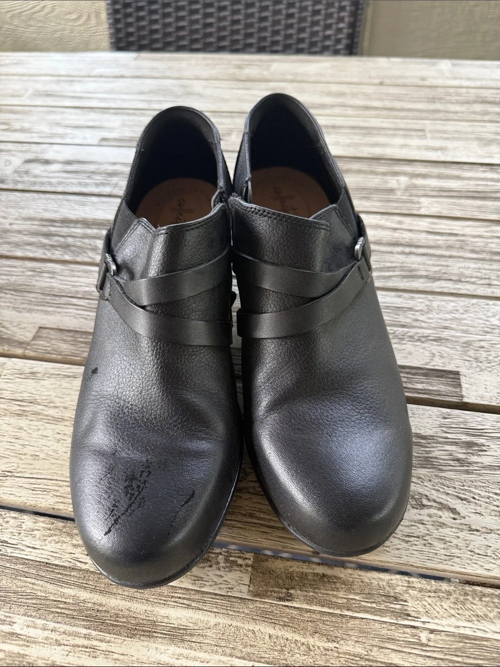 Clarks Black Leather Ankle Booties with Side Buckle Cuir noir